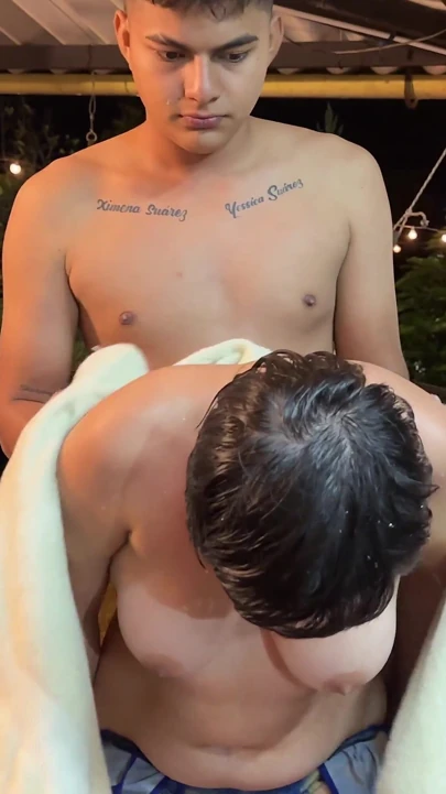 一个性感的继妹以拿起毛巾为借口, 向她的继兄弟展示她的奶子, 最后操了他.