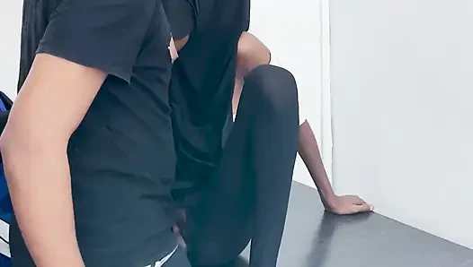 Dieses kleine ebenholz mag es, diesen großen schwanz zu nehmen