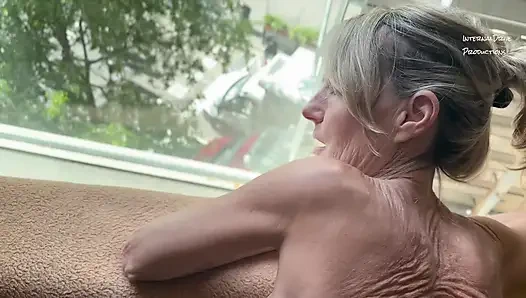 Горячая бабуля обожает секс, наблюдая, как другие идут мимо.