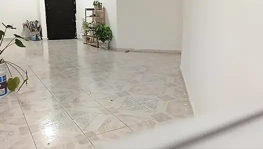 Tombul komşu yeni dairesini temizliyor