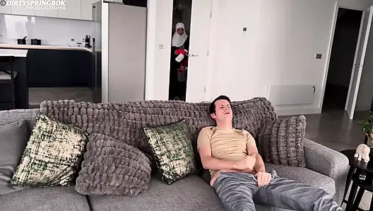 Мусульманская горничная застукала своего босса за дрочкой