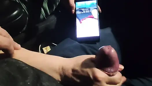 Fast erwischt! Er wichst im Verkehr vor mir, ich liebe es zu beobachten. Großer cumshot!  Teil 2
