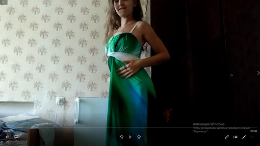 En el sanatorio en la nevera y después en la cama con un vestido verde muy largo, chupando consolador