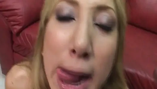 Blondes schätzchen hat schlampigen blowjob und stöhnender orgasmusspaß