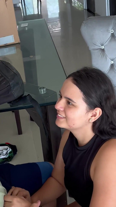 สาววัยใสรออยู่บ้านและมากับควยอ้วนสามคน คลิป 1