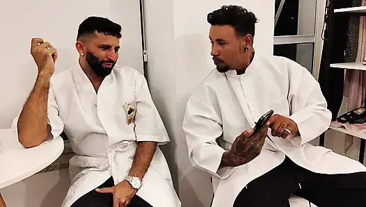 Zwei stiefbrüder für krankengymnastik stansten den schwanz des Zwergs