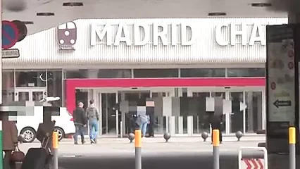 Despedida de soltero, dos tipos contratan y follan a una stripper morena
