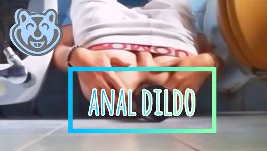 Jonge man speelt met zijn enorme dildo