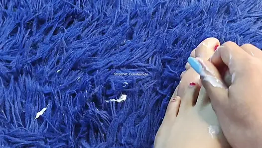 Ayaklarıma krem uyguluyorum