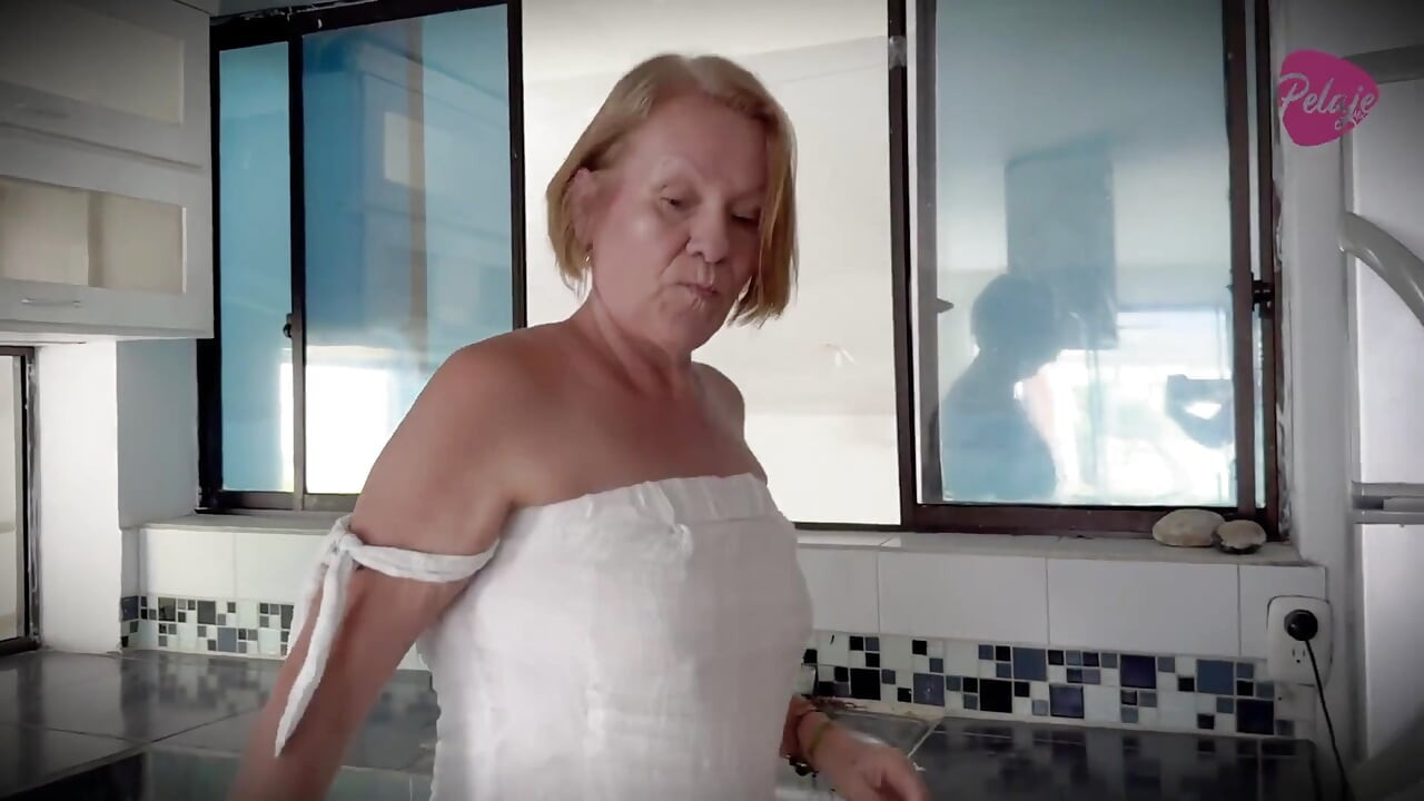 Bunicuță sexy se masturbează în timp ce își urmărește cele două fiică vitrege atingându-se reciproc în piscină