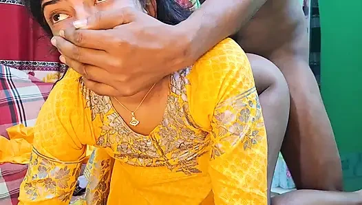 Adik tiri indiaku lagi asik fingering memeknya, dan aku bantuin dia pakai kontolku, boket vairal India