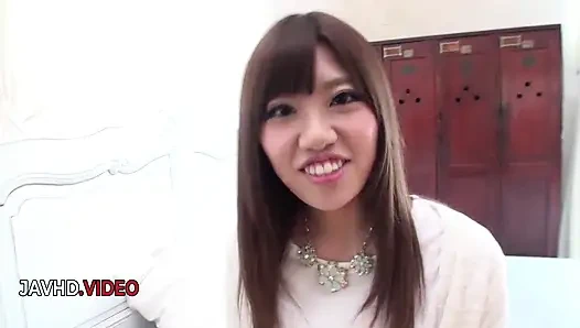 Tıraşlı amcık Asyalı genç chisa sıkı deliklere çifte sikişiyor