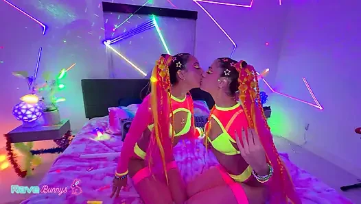 Sasha Tatcha и Madison Steele Shine в бодиарте для неонового тройничок