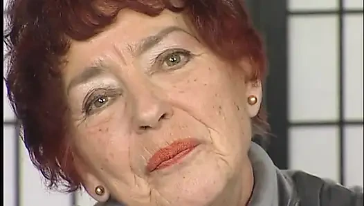 Nenek rambut merah dengan jembut tebal lagi asik muasin memeknya pakai mainan seks di ruangan casting