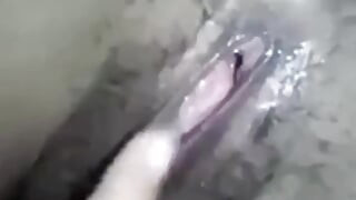 देसी लड़की बॉयफ्रेंड के लिए इतनी कामुक है कि उसकी चूत में वीर्य है इसलिए उसने अपनी चूत रगड़ना शुरू कर दिया