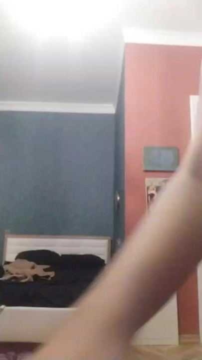 Güzel göğüsleri ve kediyi gösteren çıplak ev videosu. yakın çekim