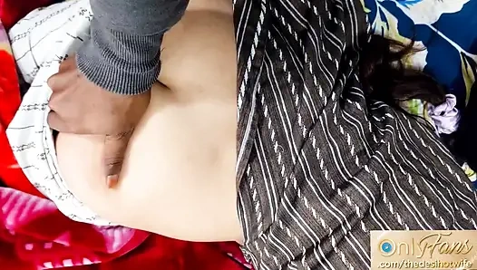 Üvey Kız Kardeş Uyanık Değilken Götünde Mastürbasyon Yapıyor