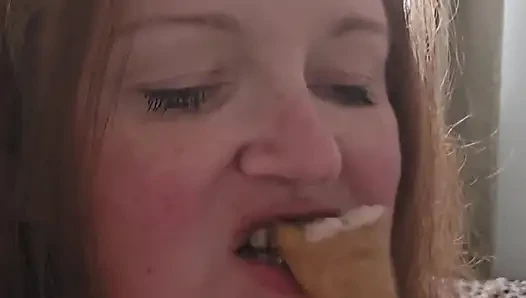 Eis zu essen, kann sehr sexy sein