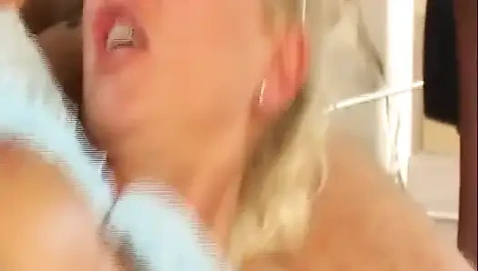 Büyük götlü sarışın Alman orta yaşlı seksi kadın klasik fmm'de iki yarağı birden alıyor ve yumrukla sikiliyor