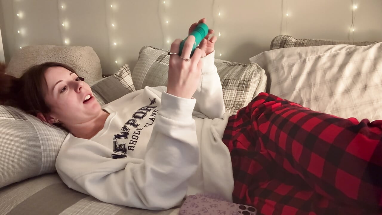 Kakak tiri mendapatkan mainannya kembali dan menggunakannya untuk muncrat