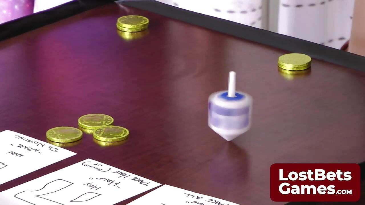 Experimente um jogo de Strip Dreidel com três lindas garotas