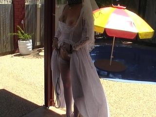 Novia con cuello y cadenas follada en vestido de novia