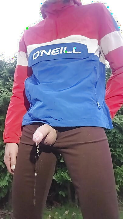 Magrinha garoto enorme mijo e esperma Duro pau grande mijando ao ar livre