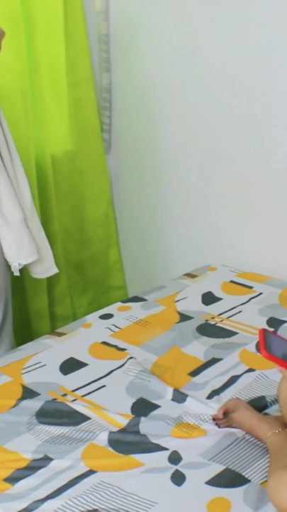 Dejo a mi amiga a solas con mi hermanastro y terminan follandose en mi habitacion - Porno en Español | Clip 1