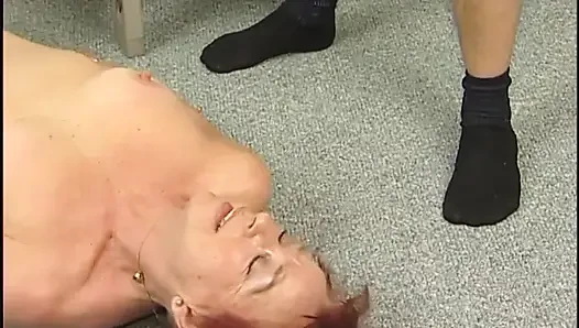 Рыжей горячей бабули трахают пальцами пирожок