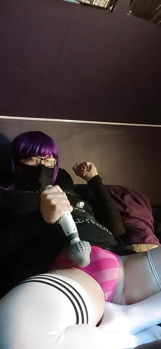 Masturbation avec un vibromasseur et éjaculation dans la culotte avec Raven LeTrap