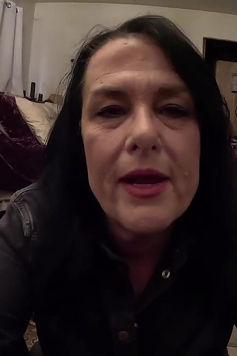 Stellen sie sich vor, sie bekommen einen rauchenden blowjob von einer gothic-hexen-MILf