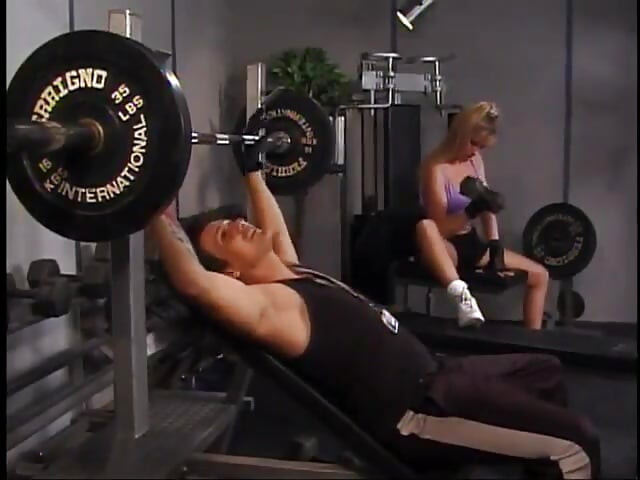 Hete tieten slet Nina Ferri op de sportschool zuigt een fitness kerel met een grote pik en neukt hem