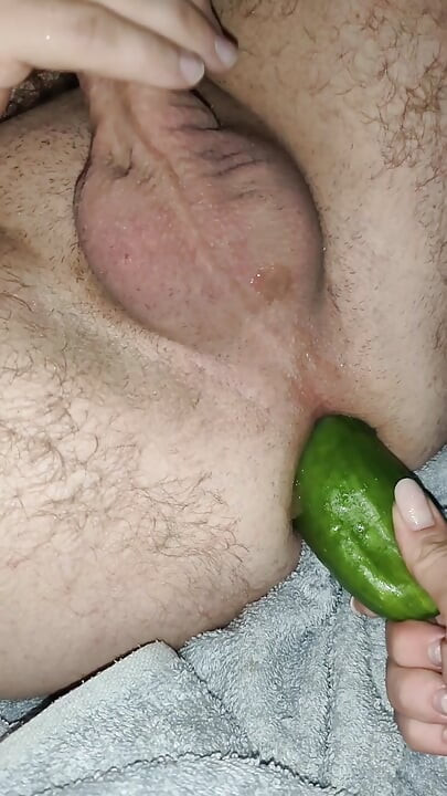 我的妻子正在用一根巨大的黃瓜操我的屁股。