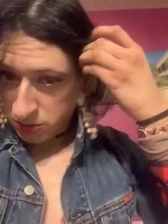 Fileli ve kırmızı topuklu sevimli latin trans kız küçük pembe tasmalı bekaret kemerini giyiyor ve her zamanki gibi dildo emiyor