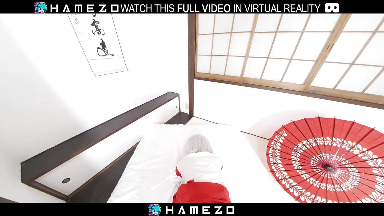 Japanska djevojka Asuka Suzumura u kimonu puši i žestoko se jebe u VR-u.