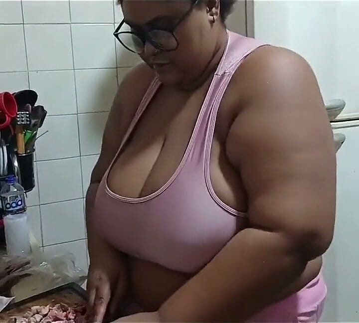 Stepmother in the Kitchen, Fucking Until She Gets a Lot of Cum in Her Mouth.