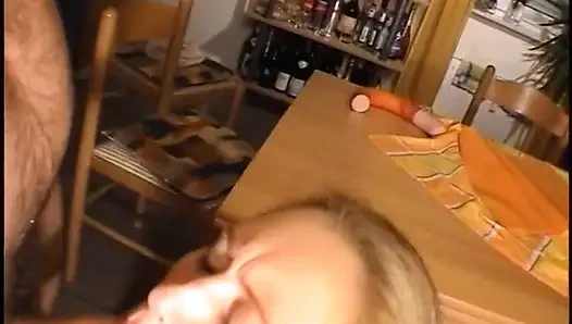 Sarışın genç kız sikilmeden önce yemek fetişini yerine getiriyor