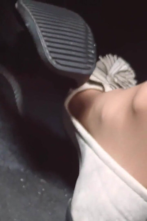 Revving soft și pompare delicată cu pedală în apartamente bege pe picioare hosed