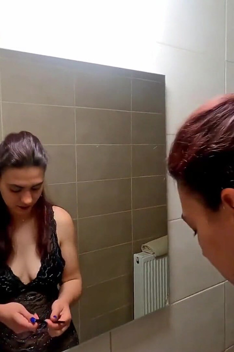 Maquillaje de esposa cachonda antes de follar apasionadamente