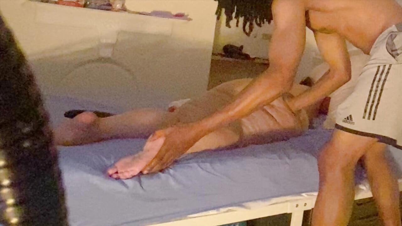 Milf caliente recibe masaje con aceite en la cama. Toro negro frota aceite por todo el culo grande y maduro