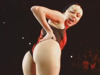Miley показывает свою задницу