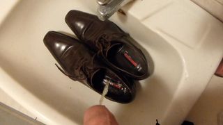 Pisse dans une chaussure habillée pour hommes