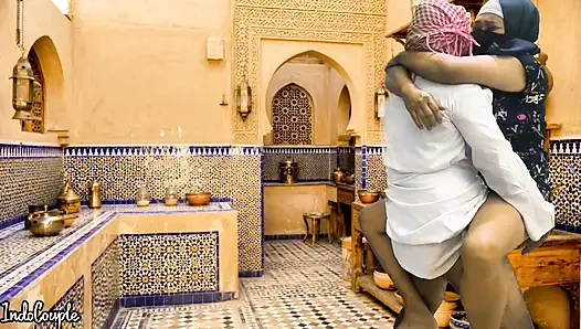 Саудовский муж и иранская жена шпилют на кухне