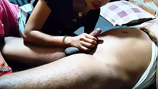 Üvey kız kardeşim penisime yağ sürüp okşuyor.