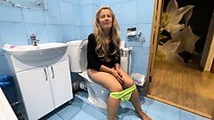 Milf sedang duduk di toilet dan membungkuk untuk seks anal