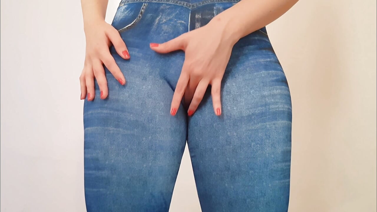 Heet meisje dat fitnessleggings probeert
