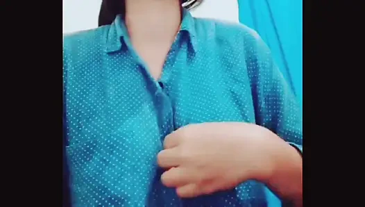 Соло-девушка идет на четвереньках, чтобы насладиться много траха пальцами