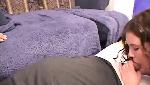 Cewek semok dengan lingerie seksi ini dientot sama dua kontol besar