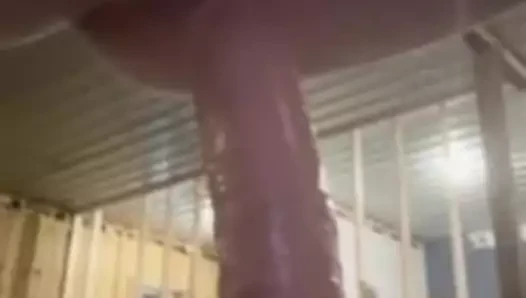 Esposa gostosa sentada em grande consolo