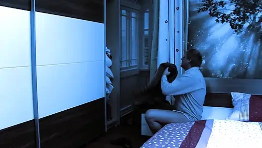 Cewek jalang ini nyepong kontol pacarnya yang ditindik sebelum dientot habis-habisan